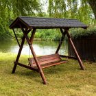 Zsindelytetős fa kerti hintaágy természetes környezetben, fedett kültéri rönk szerkezettel