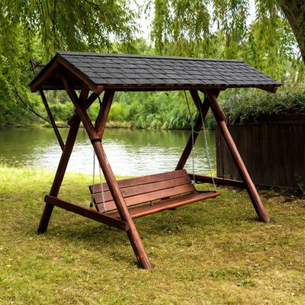 Zsindelytetős fa kerti hintaágy természetes környezetben, fedett kültéri rönk szerkezettel