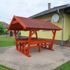 Gerenda oszlopos zsindelytetős sörpad garnitúra beton teraszon elhelyezve
