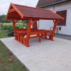 Gerenda oszlopos fedett sörpad garnitúra zsindelytetővel oldalnézetből beton alapon