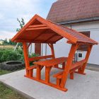 Gerenda oszlopos fedett sörpad garnitúra barna zsindelytetővel, beton alapon elhelyezve családi ház udvarán